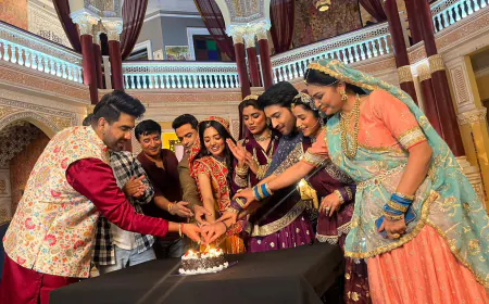 Cake Cutting and Media Interactions on the Set of Do Dooni 4 Films 'Dahej Daasi'
